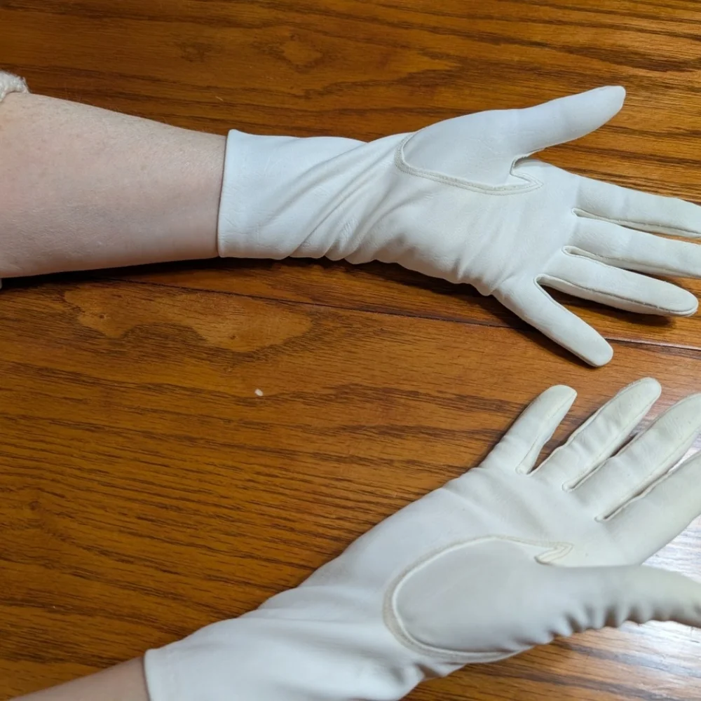 Vintage White Mid-length Formal Gloves.